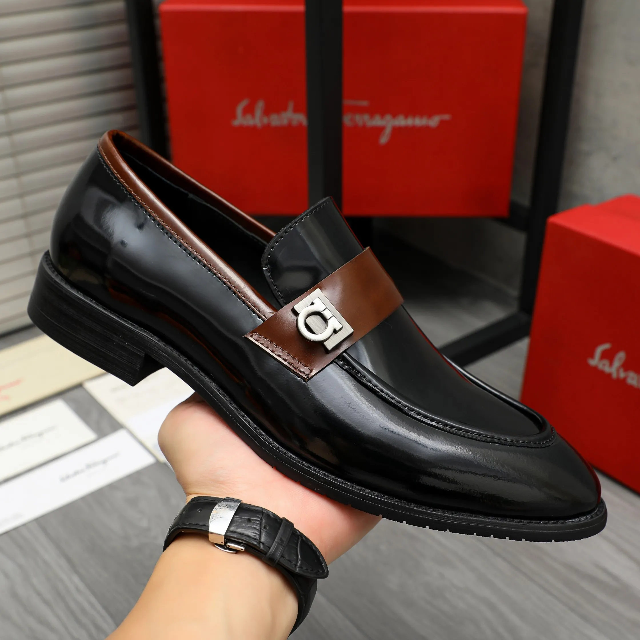 Men's shoes 💰460 Product trademark: Ferragamo "Ferragamo" business slip-on leather shoes Regular size: 39-44 Product materials: Selected high-quality pearlescent cowhide upper, cowhide lining, original outsole